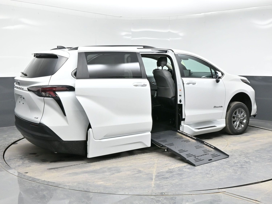 New 2026 Toyota Sienna Hybrid XLE Base - BraunAbility Side Entry Fold Out Automatic Ramp