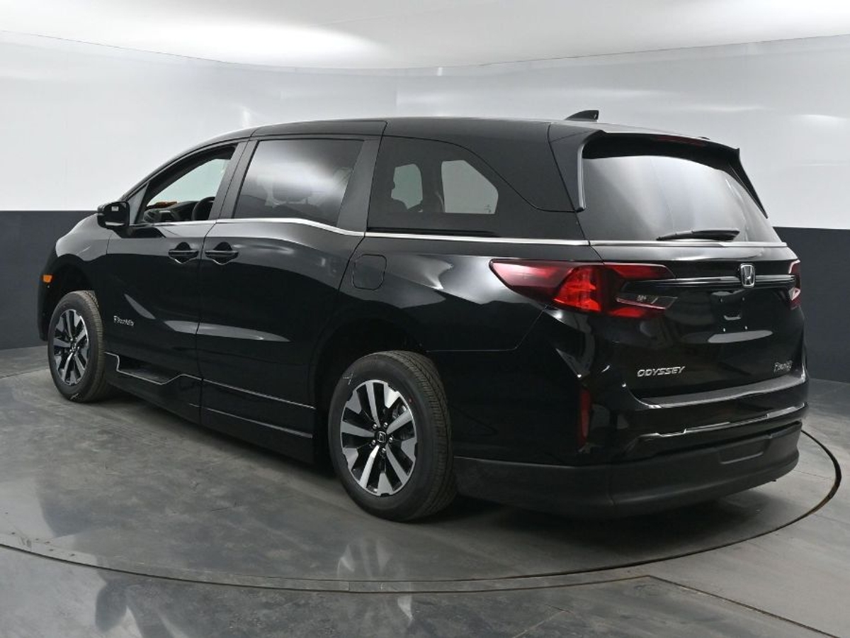 Black Honda Odyssey image number 5