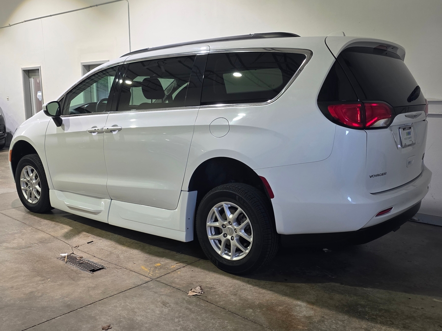 White Chrysler Voyager image number 5