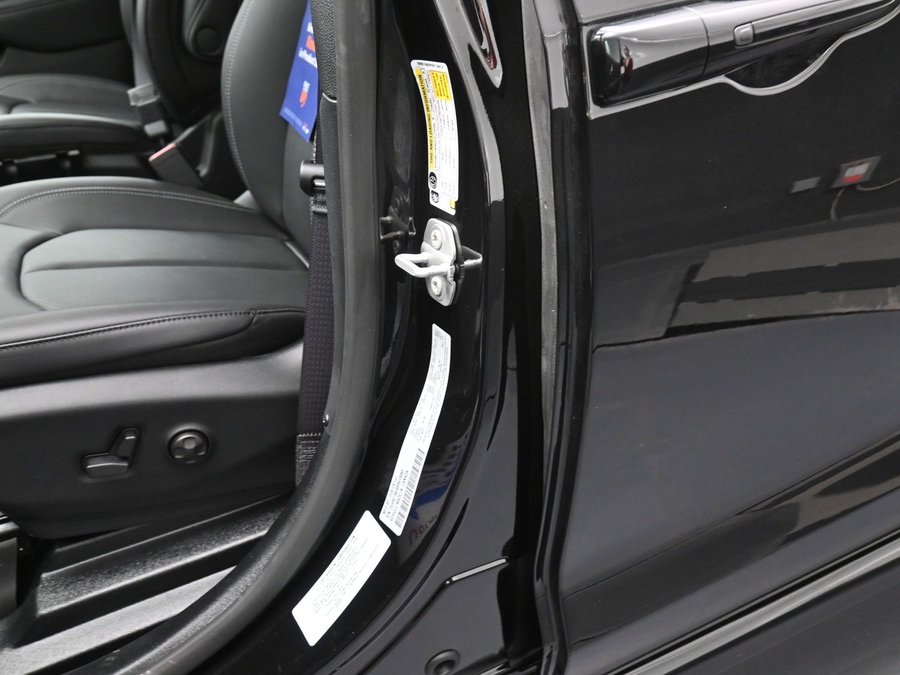 Black Chrysler Pacifica image number 16