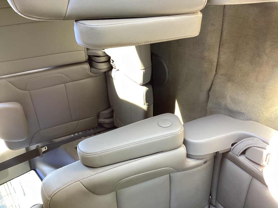  Chevrolet Tahoe image number 3