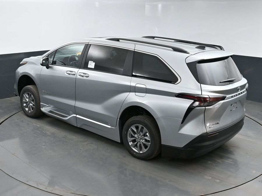 New 2025 Toyota Sienna Hybrid XLE PLUS - BraunAbility Side Entry Entry Fold Out Automatic Ramp