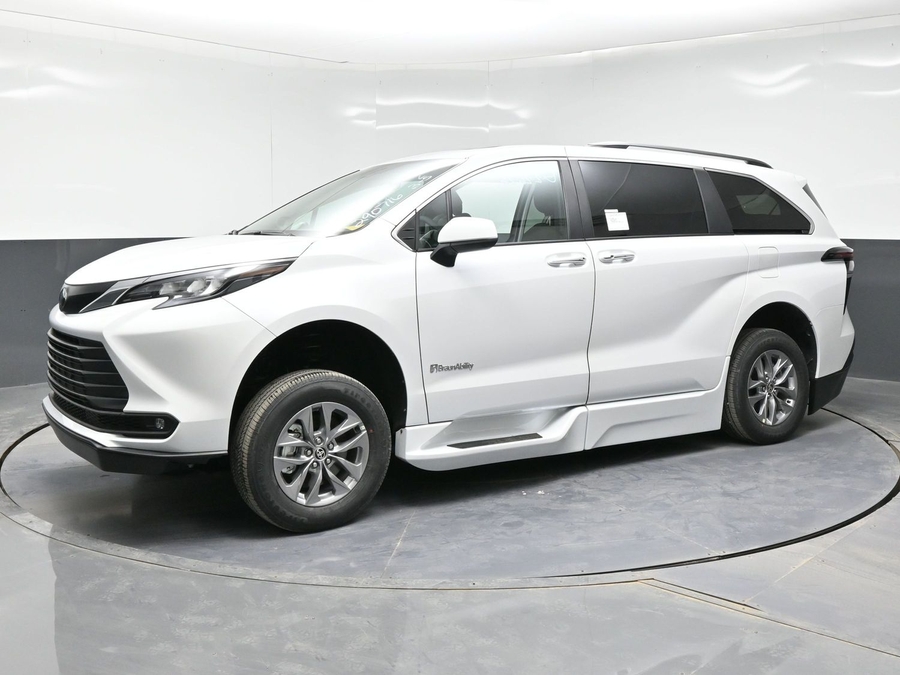 New 2026 Toyota Sienna Hybrid XLE Add - BraunAbility Side Entry Entry Fold Out Automatic Ramp