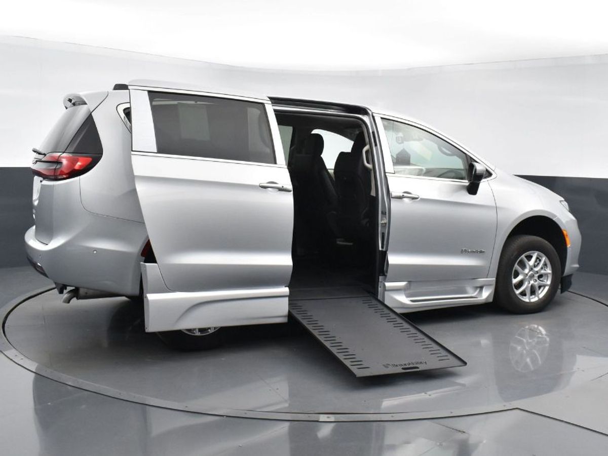 Silver Chrysler Pacifica image number 23