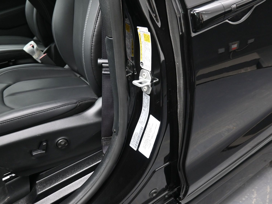 Black Chrysler Pacifica image number 16