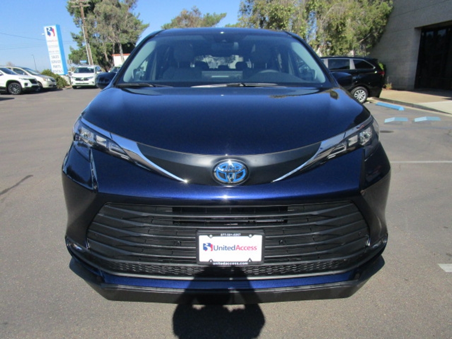 New 2025 Toyota Sienna Hybrid XLE Plus - BraunAbility Side Entry Entry In Floor Automatic Ramp