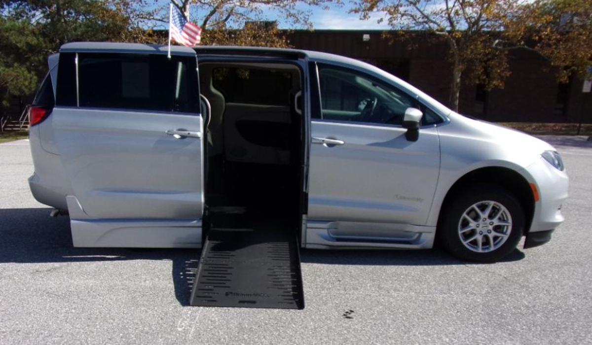 2023 CHRYSLER VOYAGER - Image 1