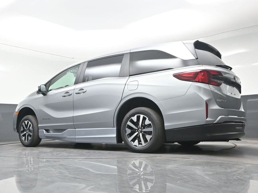 Silver Honda Odyssey image number 8