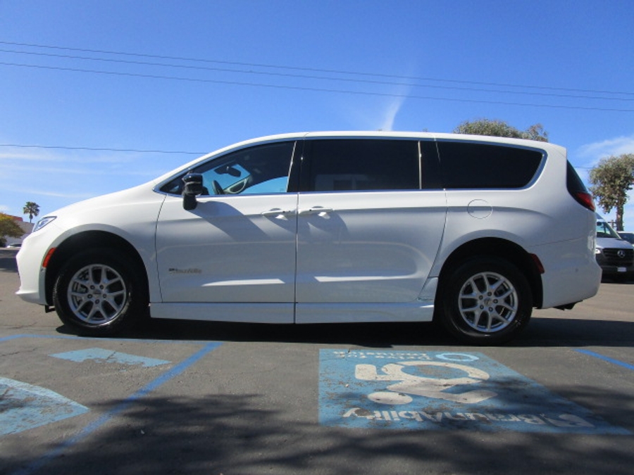 New 2025 Chrysler Pacifica Select Safety - BraunAbility Side Entry Entry Fold Out Automatic Ramp