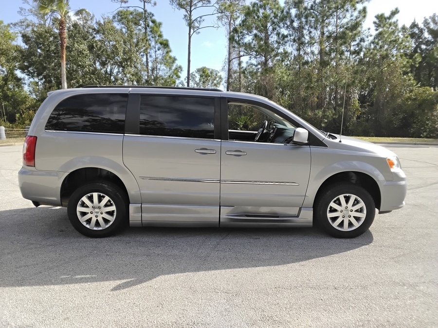 Silver Chrysler Town and Country image number 13