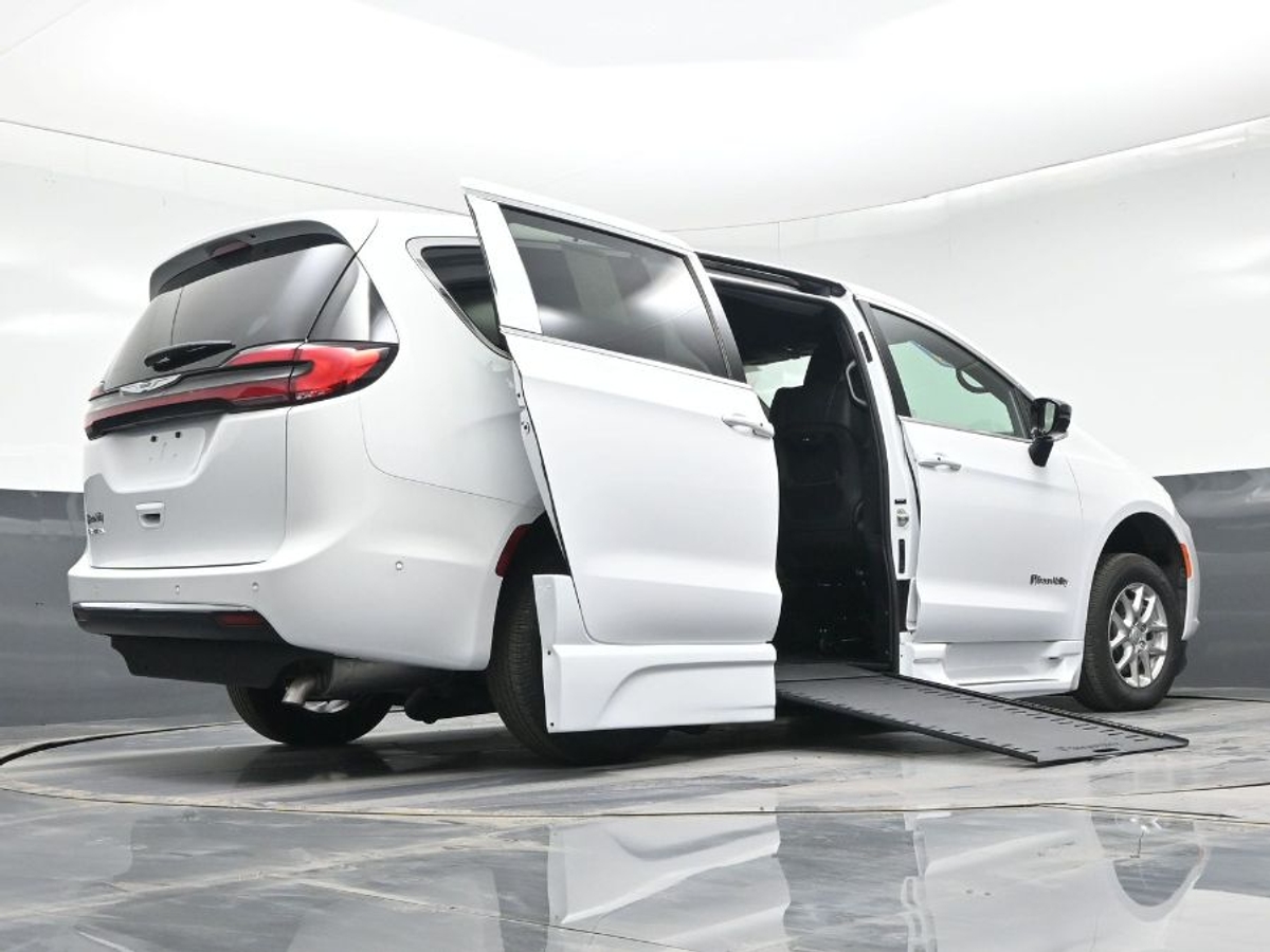 White Chrysler Pacifica image number 24