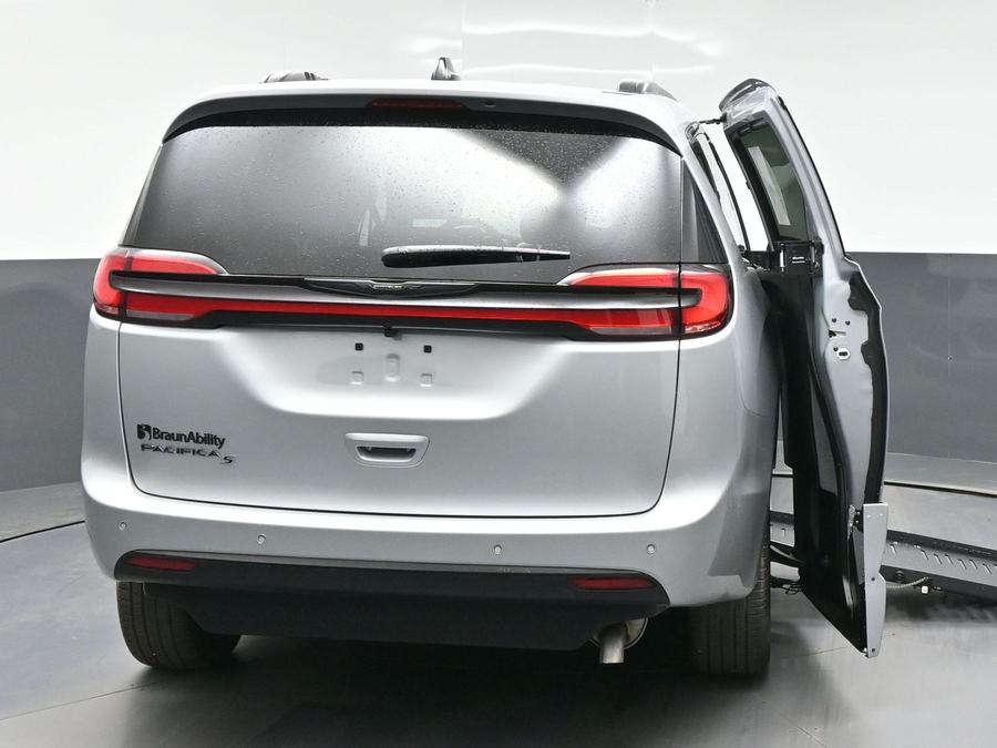 Silver Chrysler Pacifica image number 5