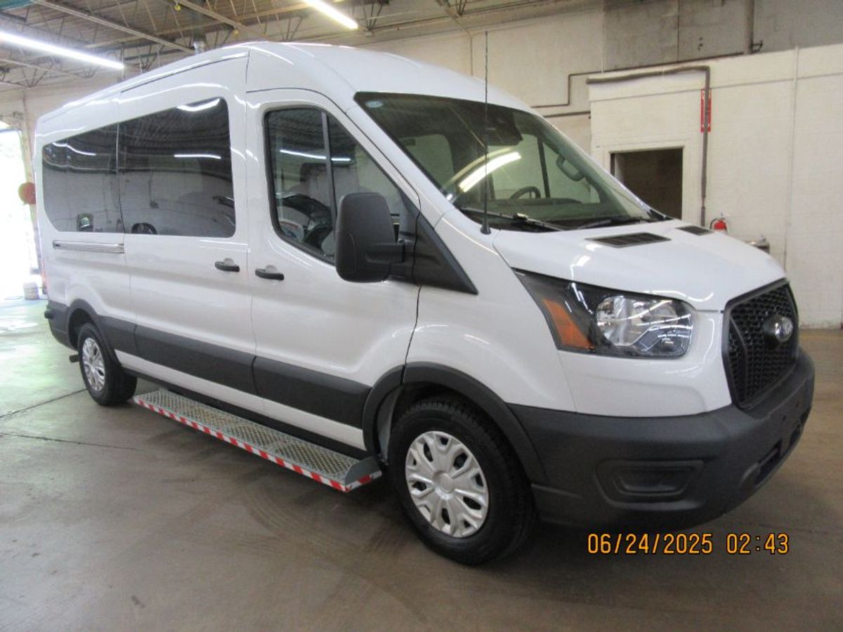 White Ford Transit image number 17