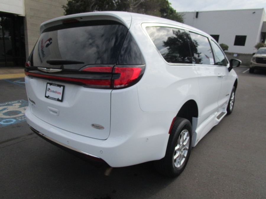 Used 2023 Chrysler Pacifica Touring L Safety - BraunAbility Side Entry Entry In Floor Automatic Ramp