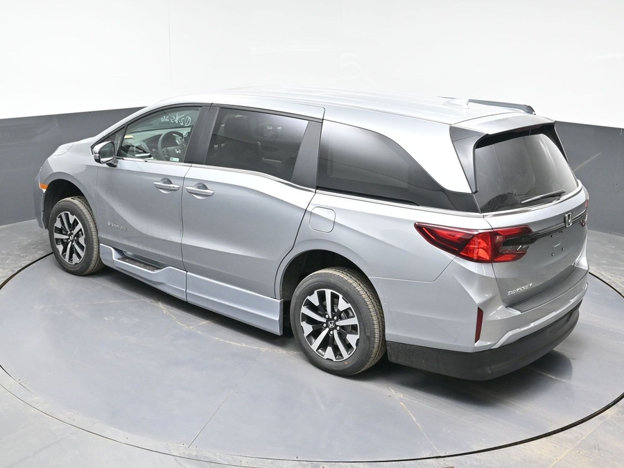 Silver Honda Odyssey image number 24