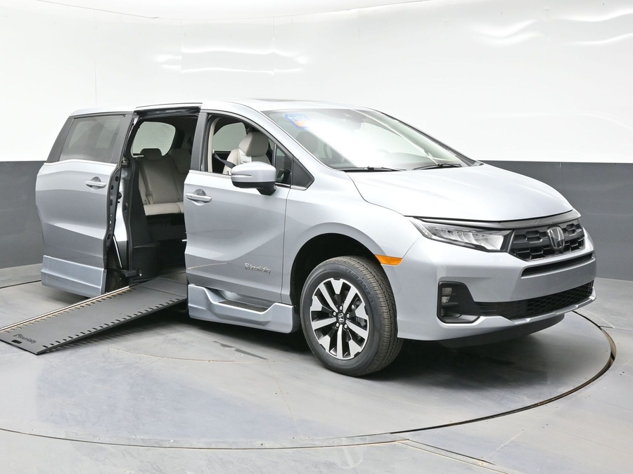 Silver Honda Odyssey with Side Entry Automatic In Floor ramp
