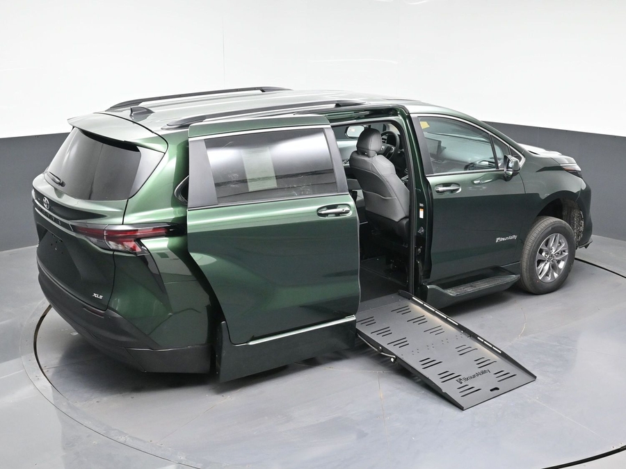 New 2026 Toyota Sienna Hybrid XLE Base - BraunAbility Side Entry Fold Out Automatic Ramp