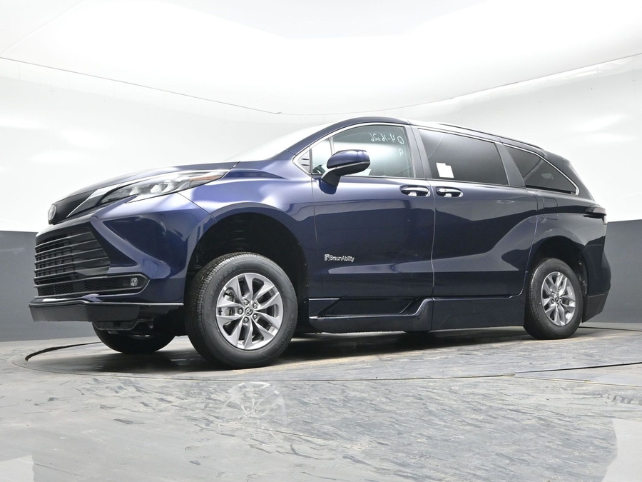 New 2026 Toyota Sienna Hybrid XLE Add - BraunAbility Side Entry Entry In Floor Automatic Ramp