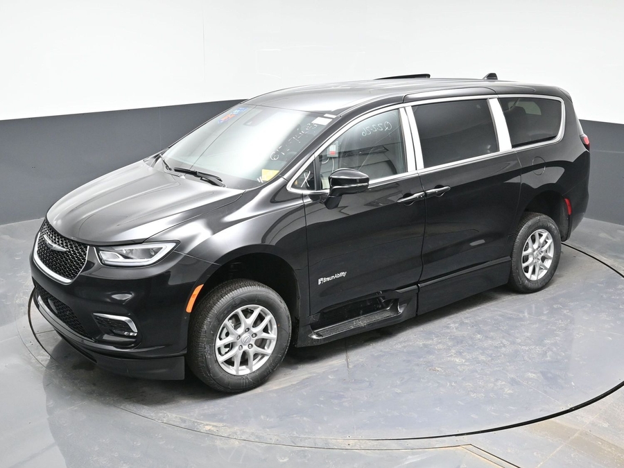 Black Chrysler Pacifica image number 21