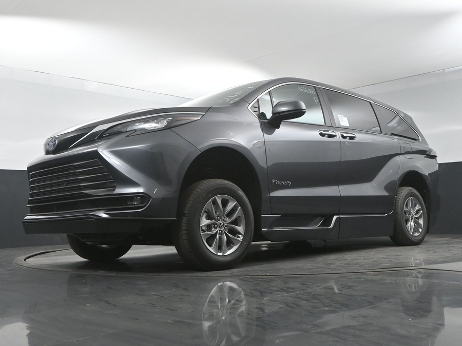 New 2025 Toyota Sienna Hybrid XLE Base - BraunAbility Side Entry Entry Fold Out Automatic Ramp