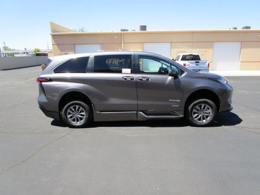 Used 2021 Toyota Sienna Hybrid LE - BraunAbility Side Entry Entry Fold Out Automatic Ramp