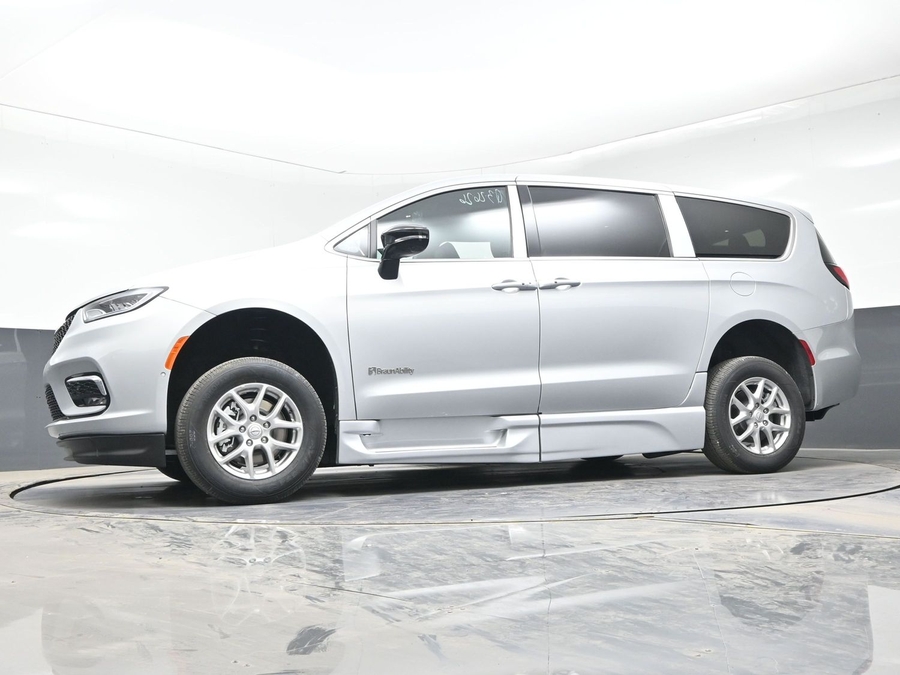 New 2026 Chrysler Pacifica Select Safety - BraunAbility Side Entry Fold Out Automatic Ramp