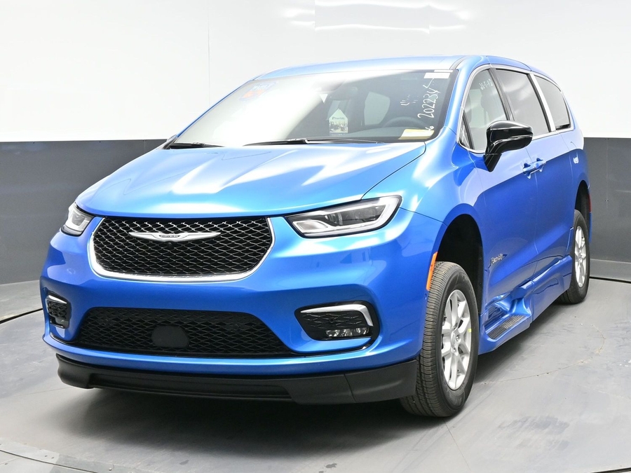 Blue Chrysler Pacifica image number 1