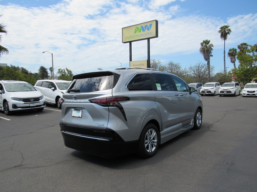 Silver Toyota Sienna image number 4