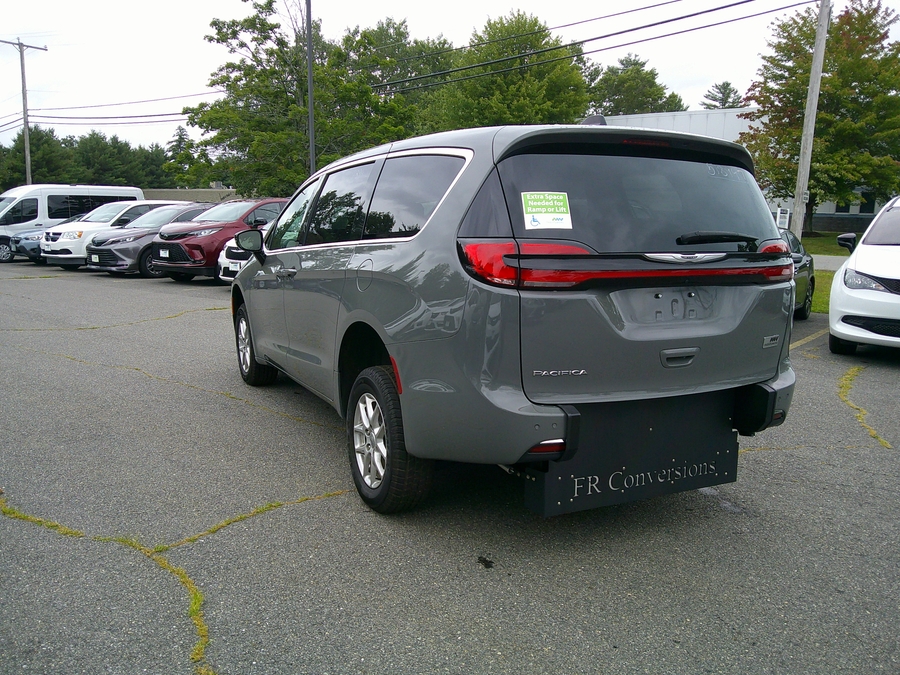 Grey Chrysler Pacifica image number 9