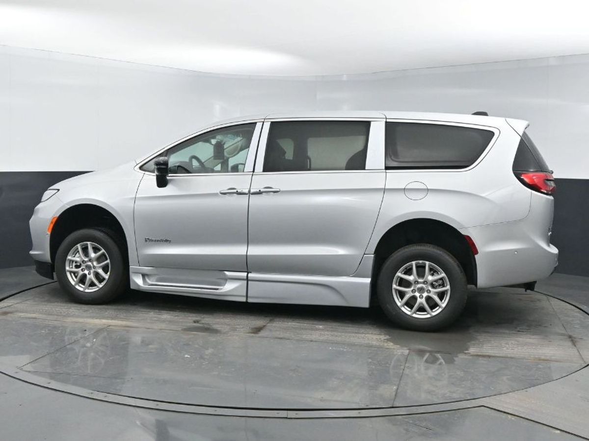 Silver Chrysler Pacifica image number 21
