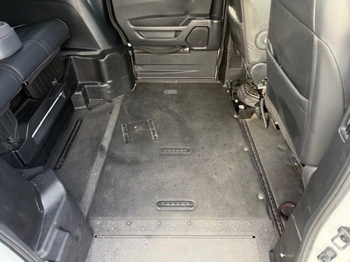 White Honda Odyssey image number 15