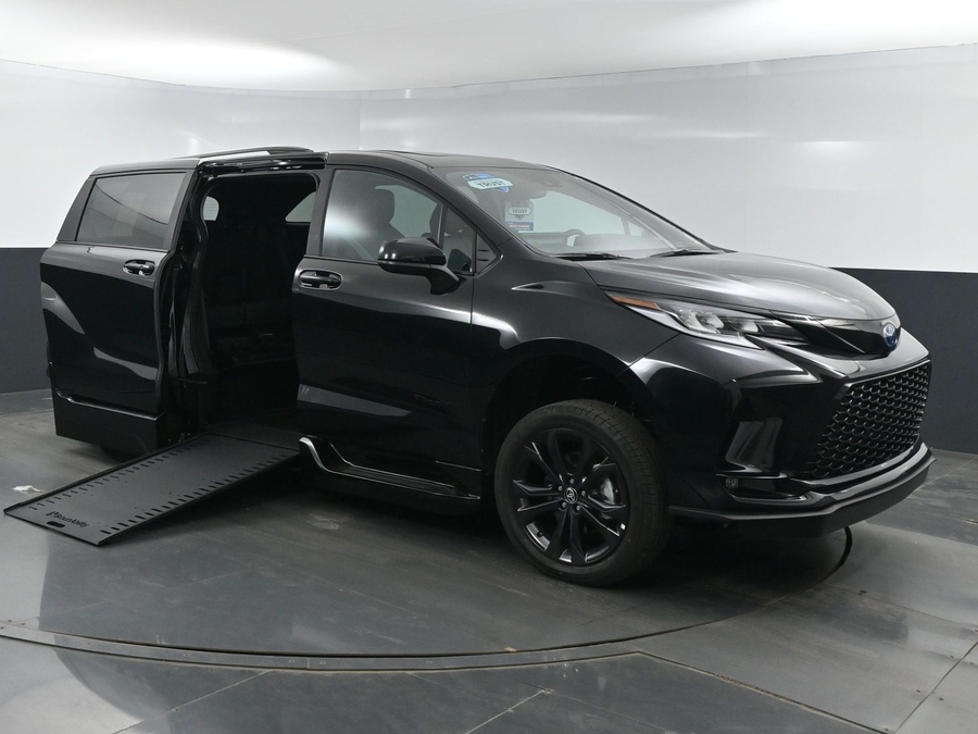 New 2025 Toyota Sienna Hybrid XSE Sport - BraunAbility Side Entry Entry In Floor Automatic Ramp