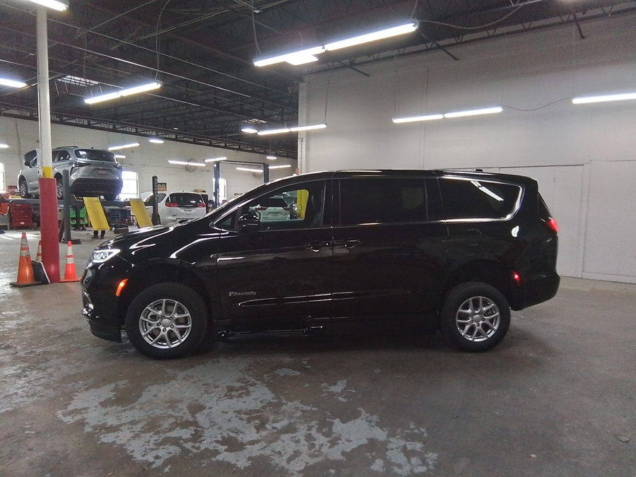 Black Chrysler Pacifica image number 28