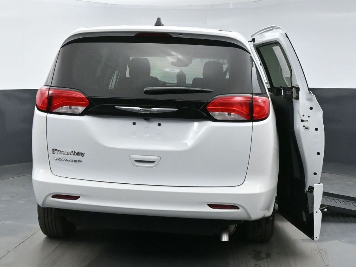 White Chrysler Voyager image number 22