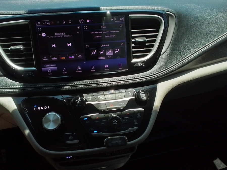 Silver Chrysler Pacifica image number 4