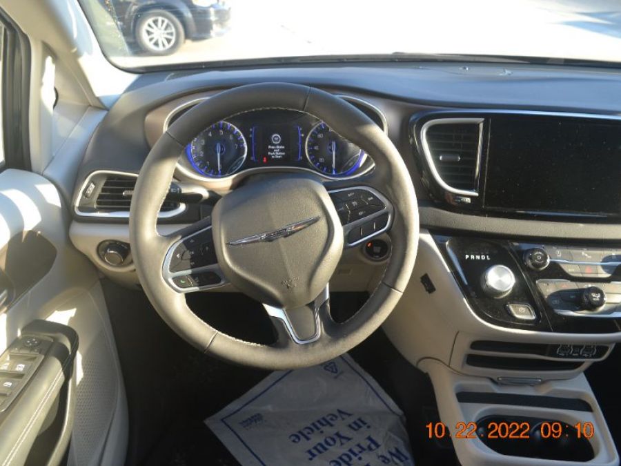 Black Chrysler Voyager image number 13