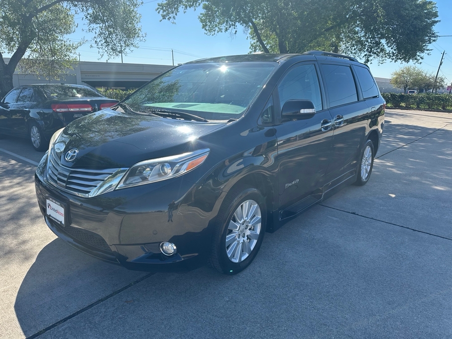 Used 2017 Toyota Sienna Limited Premium - BraunAbility Side Entry Entry In Floor Automatic Ramp