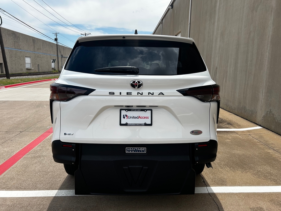 New 2026 Toyota Sienna Hybrid LE - Vantage Mobility Rear Entry Entry Fold Out Manual Ramp