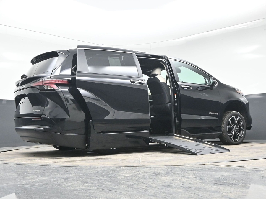 New 2025 Toyota Sienna Hybrid Platinum - BraunAbility Side Entry Entry Fold Out Automatic Ramp