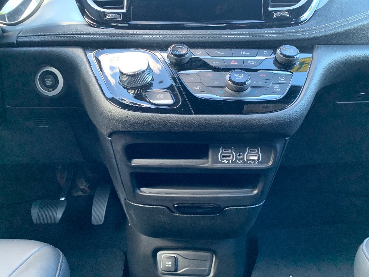 Black Chrysler Pacifica image number 11