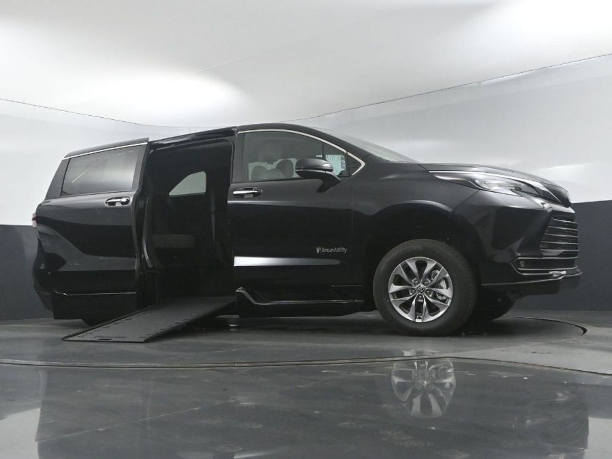 Black Toyota Sienna image number 17