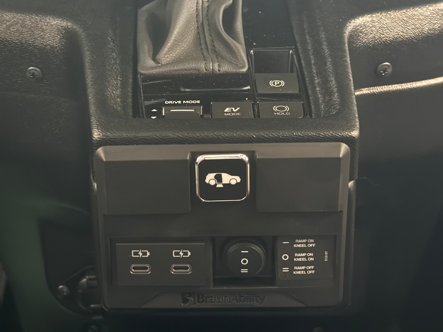 Imagen de la Toyota Sienna negra número 3