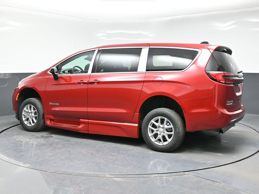 Red Chrysler Pacifica image number 14