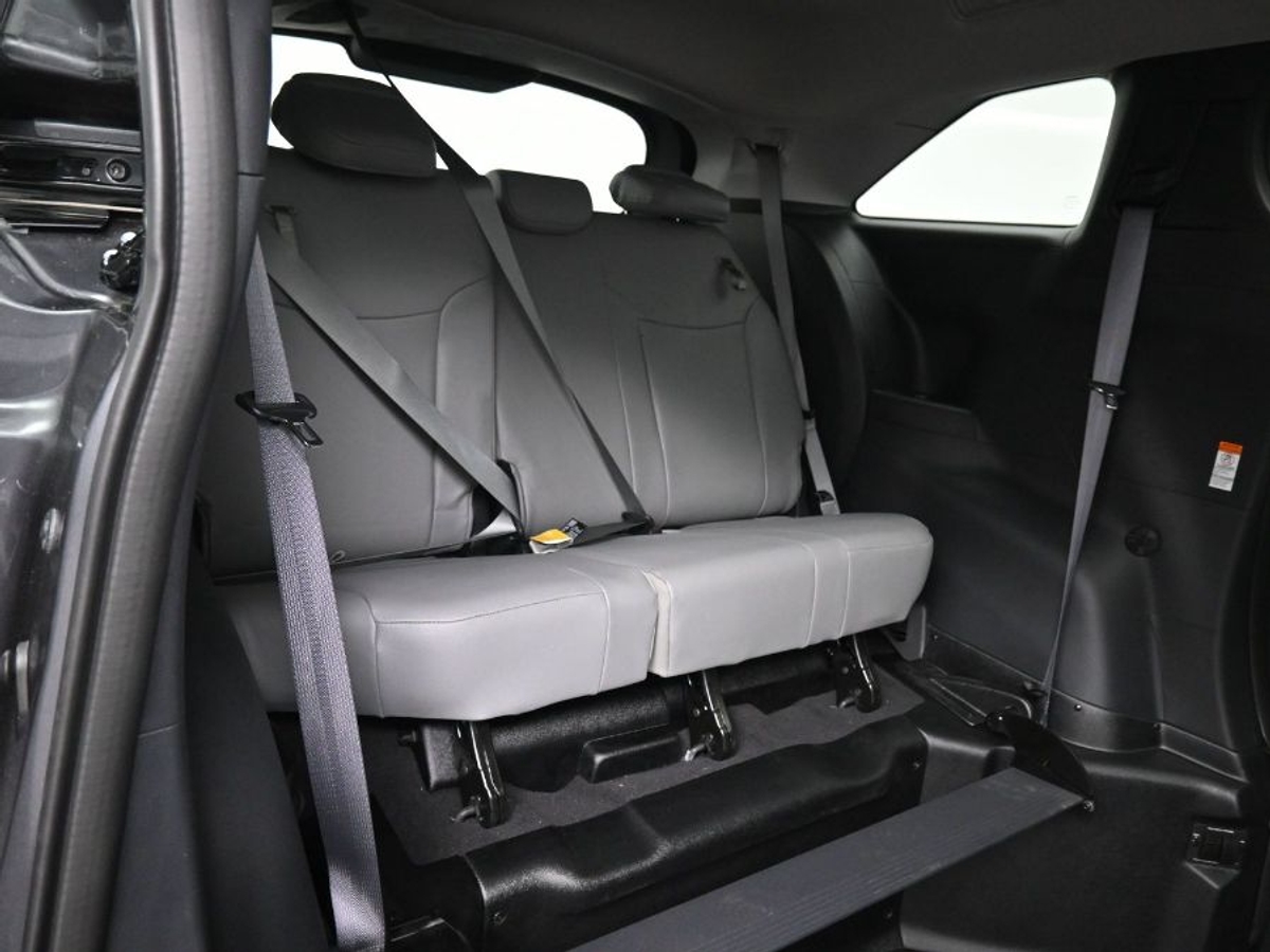 Grey Toyota Sienna image number 9