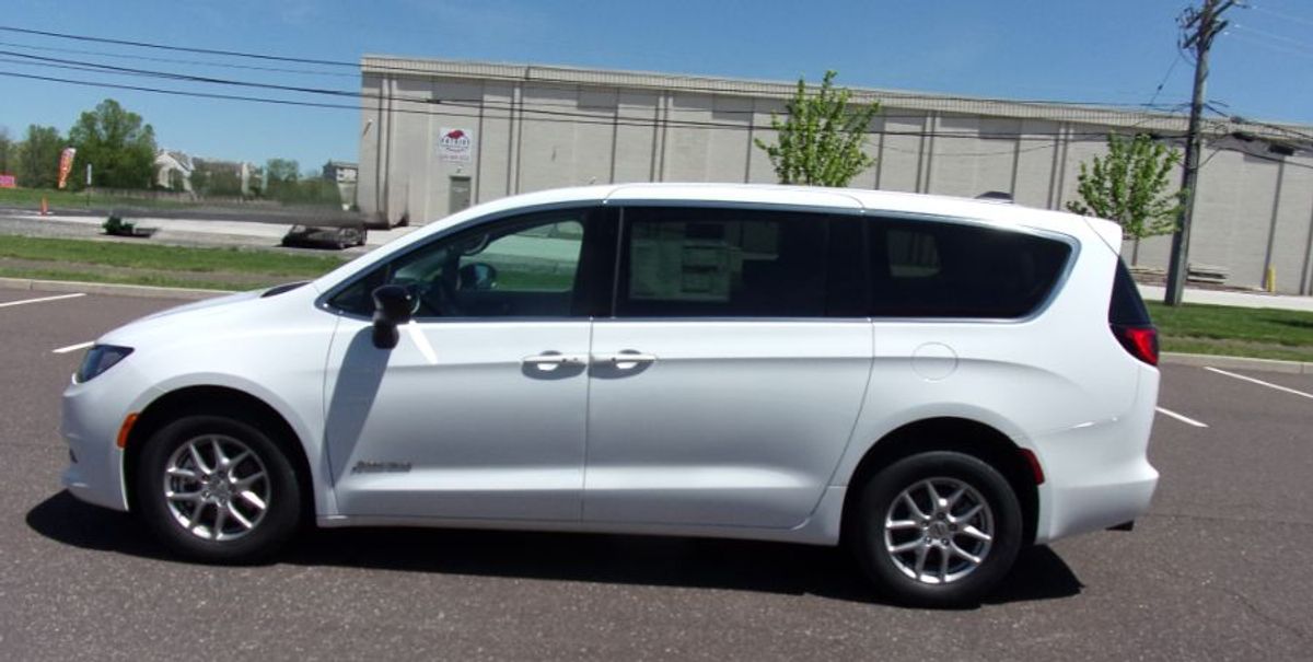 White Chrysler Voyager image number 3