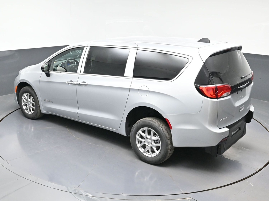 Silver Chrysler Voyager image number 23