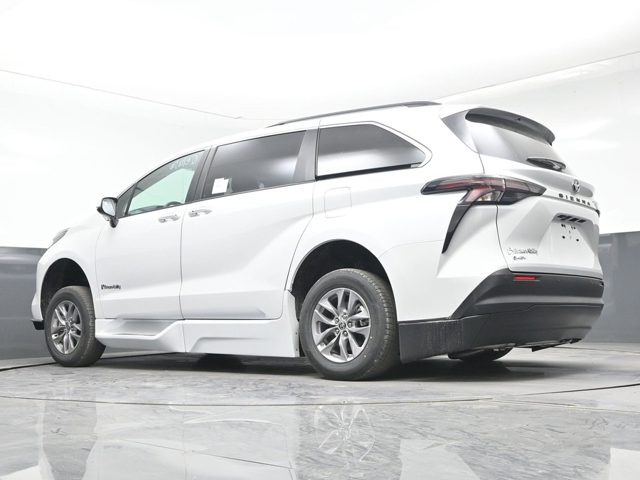 New 2026 Toyota Sienna Hybrid XLE Add - BraunAbility Side Entry Entry In Floor Automatic Ramp