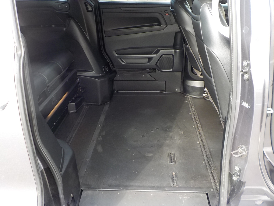 Grey Honda Odyssey image number 19