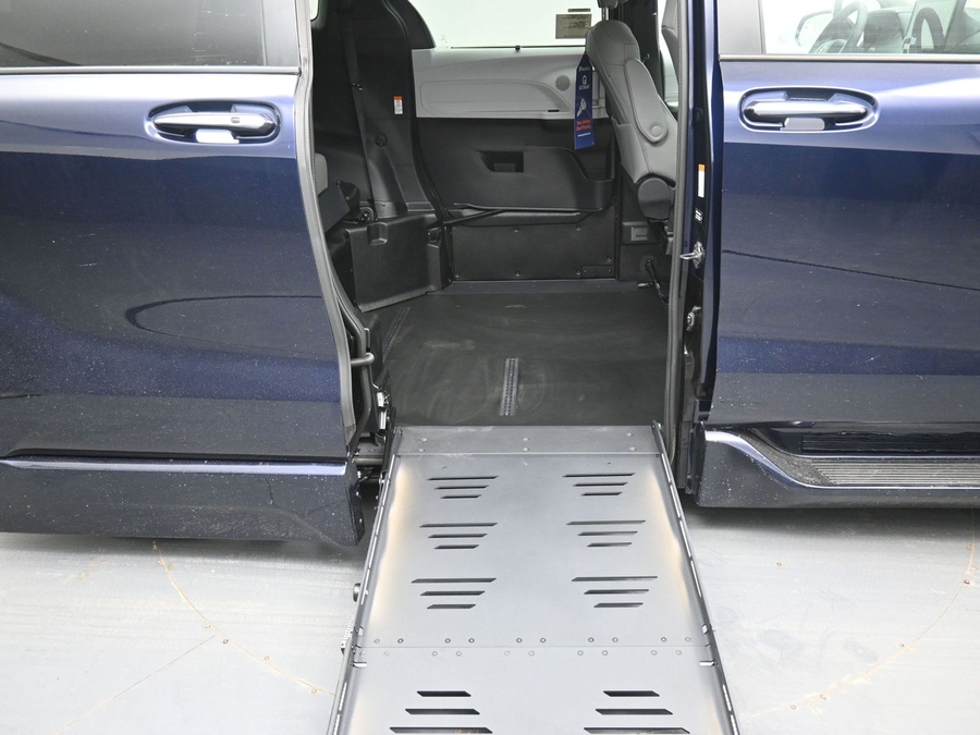 New 2026 Toyota Sienna Hybrid XLE Base - BraunAbility Side Entry Entry Fold Out Automatic Ramp