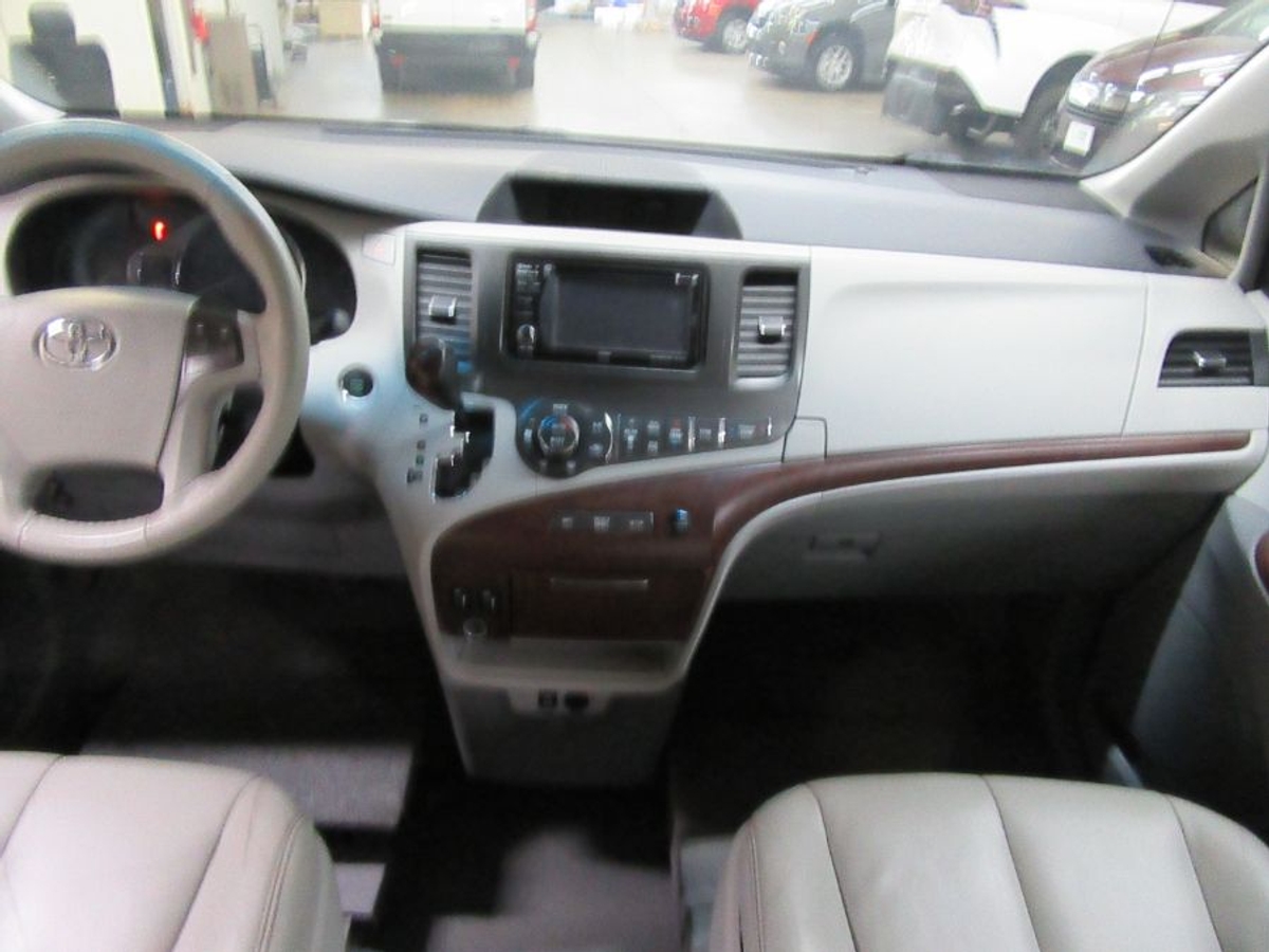 2014 TOYOTA SIENNA - Image 3
